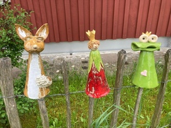 Töpfern von lustigen Zaunhockern