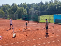 Spiel und Spaß am Tennisplatz