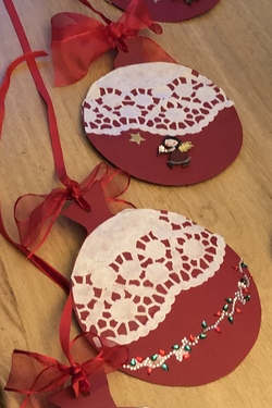 Weihnachtskugeln aus Papier