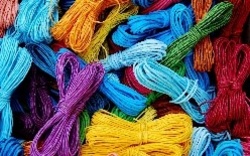 Freundschaftsarmbänder knüpfen