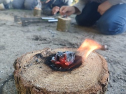 Feuer und Schnitzen