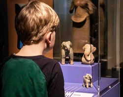Glück, Verwandlung, Schutz – Tiere mit besonderen Kräften. Weihnachtsferienprogramm in der Sonderausstellung für Kinder "Spurensuche"