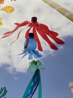 Windspiel aus Plastikflaschen mit Sabine