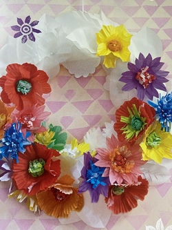 Bl&uuml;tenkranz aus Muffinf&ouml;rmchen mit Sabine 