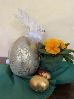 Goldener Hase trifft goldene Ostereier