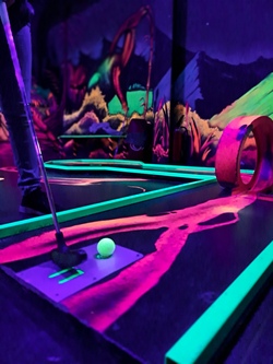 Schwarzlicht Minigolf