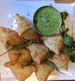 TASTE OF INDIA &ndash; Hands-on Koch-Workshop (Spicy & Mild): Samosa mit gr&uuml;nem Chutney (Vegetarisch)