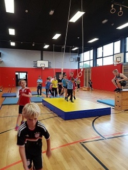 Parkour Training in der Halle (1b) 