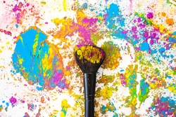 Pinsel, Farbe, Klecks - Malen auf der Leinwand