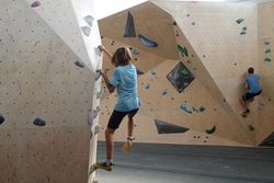 Bouldern in der Kletterhalle Aurich (Klettern unter Aufsicht)