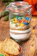 Bunte Cookie-Backmischung im Glas