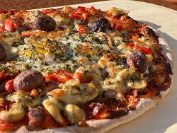 Pizzabacken im Outdoorpizzaofen vom Teig bis zur fertigen Pizza