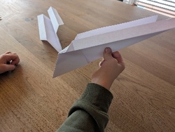 Entdecken, Forschen und Staunen im TUTORAMA mit Papierflieger-Challenge