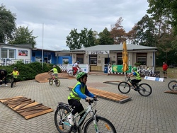 Geschicklichkeitsfahren mit der Polizei
