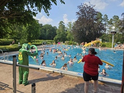 School&acute;s out im Freibad