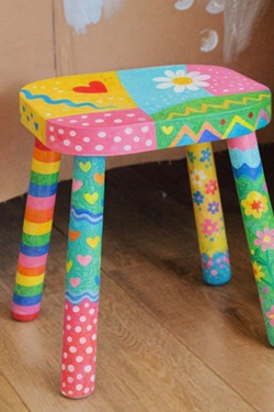 Wir bemalen einen Hocker