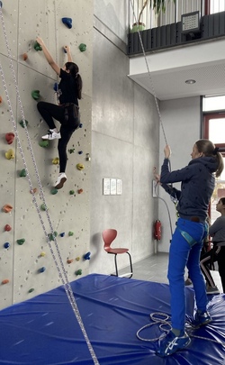 HOCH HINAUS: komm mit auf die Kletterwand!