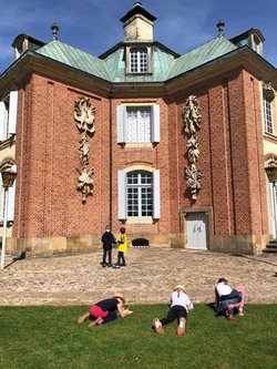 Famielienspa&szlig;: Mosaik im Schlossgarten