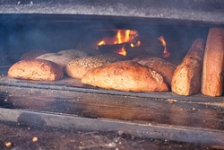 Pizza und Brot aus dem Holzbackofen