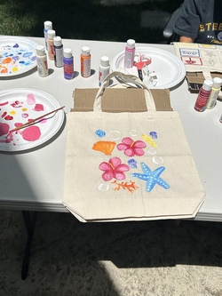 Taschen bemalen beim Picknick