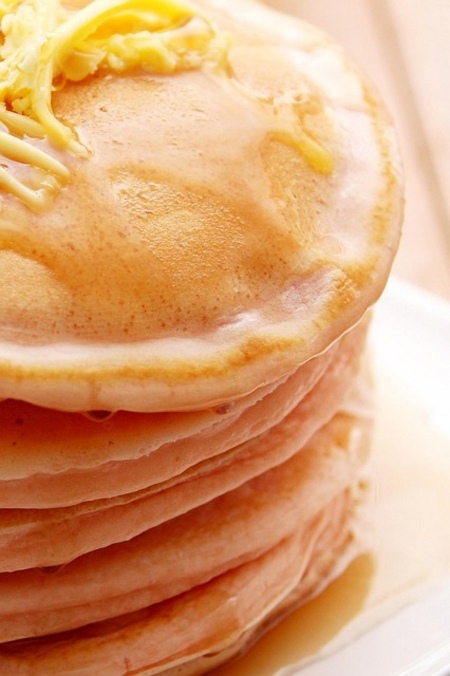 Fr&uuml;hst&uuml;cksbuffet und lustige Tiere aus Pancakes