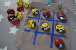 Kreatives Tic-Tac-Toe mit bemalten Steinen