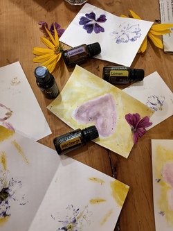 Wilde, duftende Kunst aus Wildkr&auml;utern und Bl&uuml;ten
