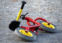 Laufrad bzw. Radl fahren am Skater Platz f&uuml;r Kindergartenkinder