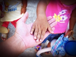 Hand in Hand: Bunter Nachmittag im Pflegeheim!