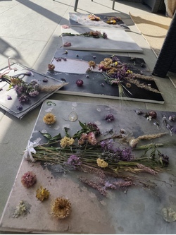 Kreatives Leinwand malen mit Trockenblumen 
