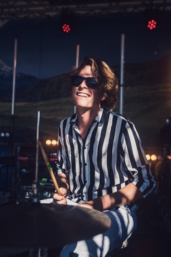 Trommelspa&szlig; f&uuml;r Kids &ndash; Let&rsquo;s drum! Mit Drummer und Musikproduzent PHILIPP ONEL