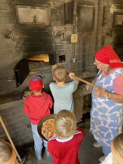 Backen im Heinrieter Backhaus
