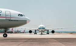 Wir besichtigen einen Flughafen