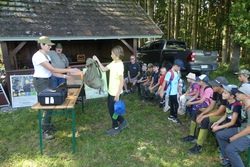Mit dem J&auml;ger unterwegs im Wald