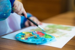 Creative Workshop mit Adrienne von Manufaktur Herzgl&uuml;ck - Gie&szlig;en, gestalten & bemalen mit Acrylfarben &ndash; Kinder erschaffen ihre eigenen modernen Kunstwerke