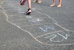 Bunte Spielewelt auf dem Schulhof