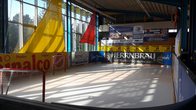Eislaufen und Eishockey spielen
