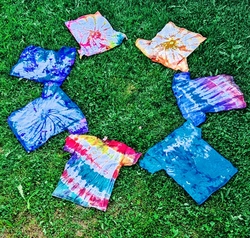 Sommerliches T-Shirt-Batiken