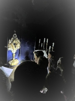 Nachts in der Kirche - Mit der Taschenlampe unterwegs