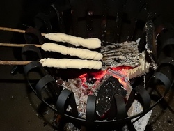 Waldwanderung mit Lagerfeuer und Stockbrot