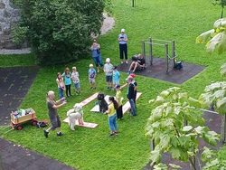 Achtungsvolles Spielen mit zwei Therapiehunden 