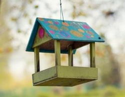 Wir bauen gemeinsam ein Futterh&auml;uschen f&uuml;r V&ouml;gel 