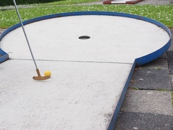 "Minigolf, 18-mal einlochen"