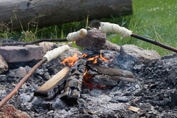 Nachtwanderung mit Stockbrotbacken