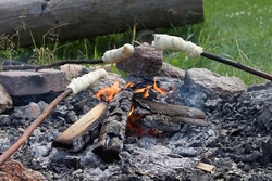 Stockbrot & Würstl über´m Lagerfeuer